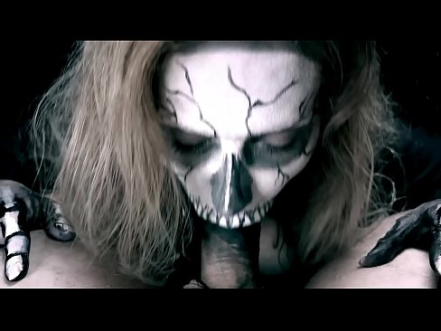 ❤️ Demoniczna dziewczyna ssąca kutasa swoimi czarnymi ustami i połykająca spermę. ❤❌ Fucking video at us ❌️